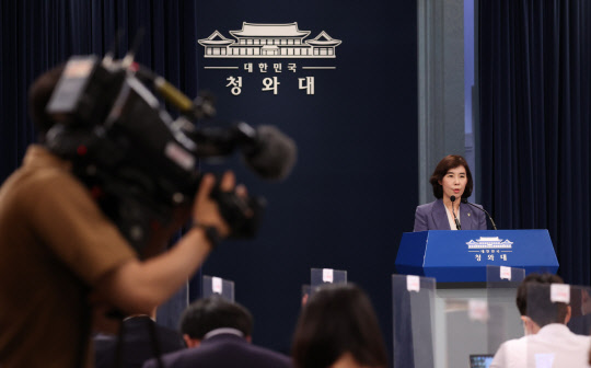 박경미 청와대 대변인이 지난 9일 청와대 춘추관 브리핑룸에서 문재인 대통령의 G7 정상회의 및 유럽 2개국 국빈 방문 관련 브리핑을 하는 모습. 연합뉴스.